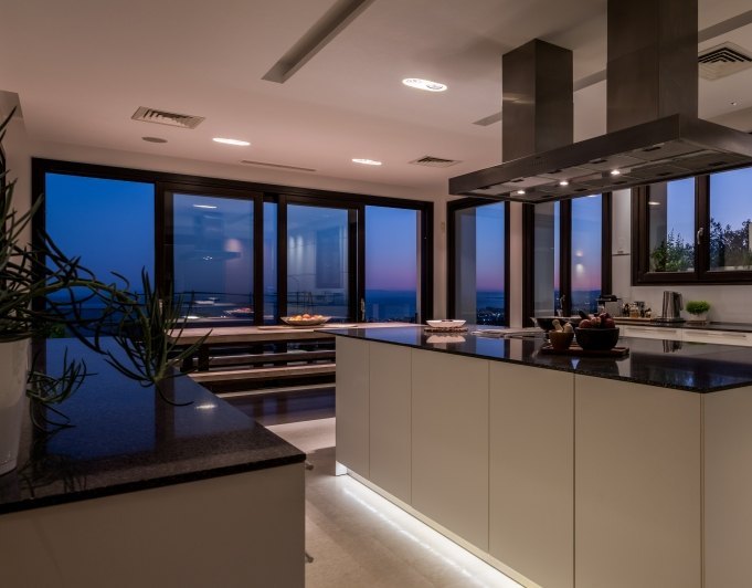 Moderne Villa mit Panoramablick auf das Meer im Alto de los Monteros