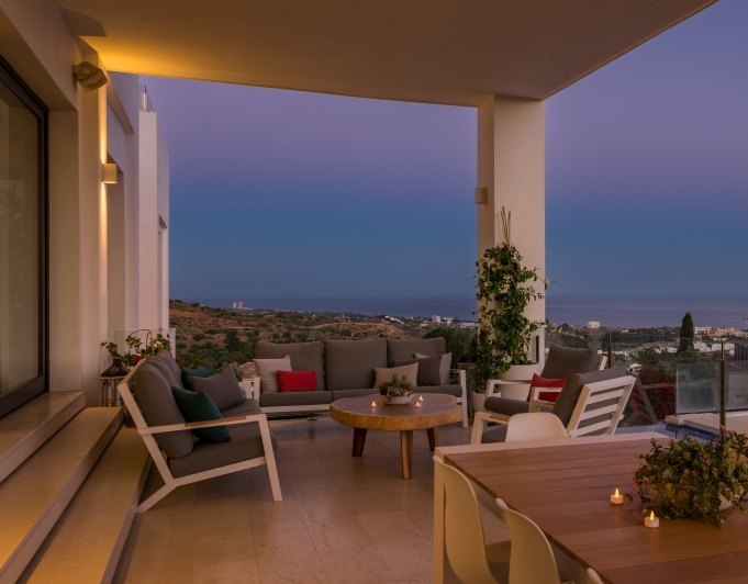 Moderne Villa mit Panoramablick auf das Meer im Alto de los Monteros