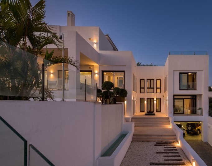 Moderne Villa mit Panoramablick auf das Meer im Alto de los Monteros