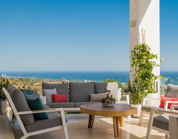 Moderne Villa mit Panoramablick auf das Meer im Alto de los Monteros