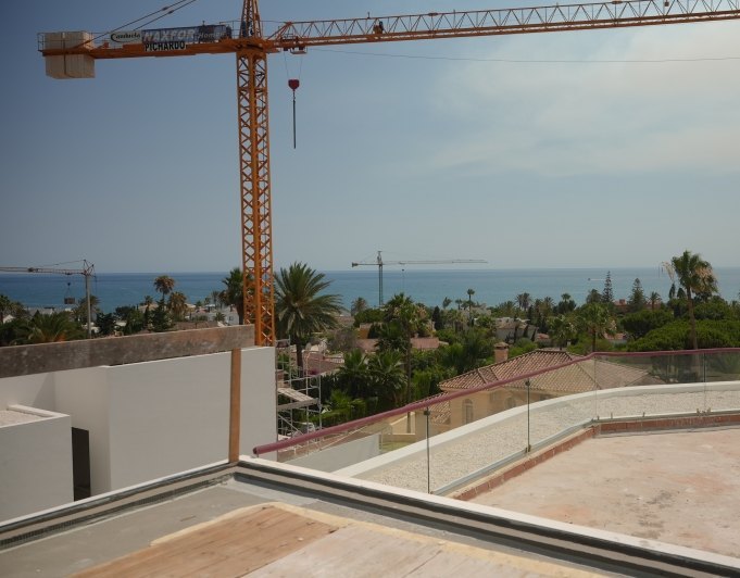 3 Villas de nueva construcción junto a la playa, llave en mano, en Marbella este