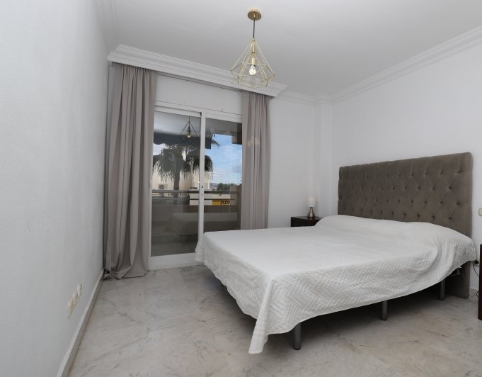 Piso con vistas al mar a la venta en la prestigiosa urbanización Marina Banus.