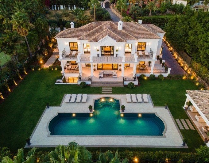 2246 - Una casa familiar de alta calidad en la comunidad exclusiva y cerrada de Sierra Blanca por encima de Marbella Milla de Oro.