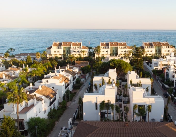 Hermosas villas nuevas lado playa en el centro de la milla de oro Marbella