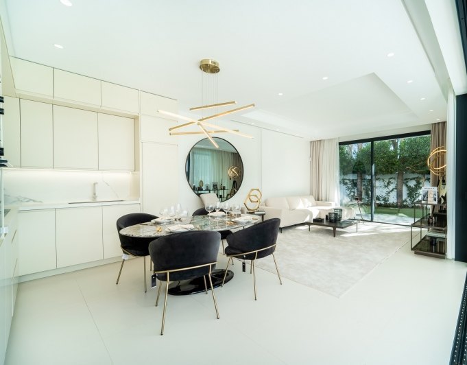 Hermosas villas nuevas lado playa en el centro de la milla de oro Marbella
