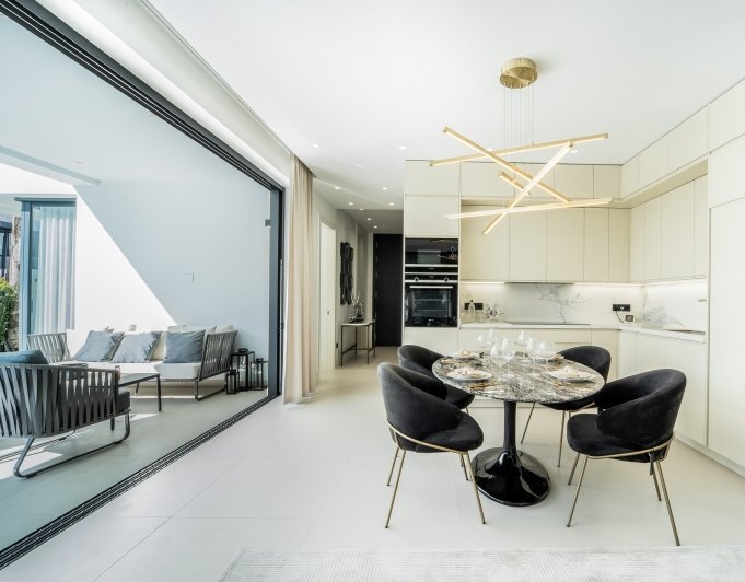 Hermosas villas nuevas lado playa en el centro de la milla de oro Marbella