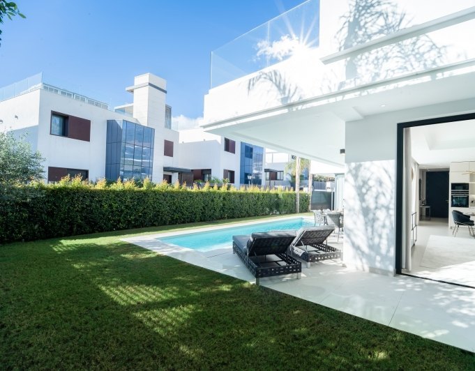 Hermosas villas nuevas lado playa en el centro de la milla de oro Marbella