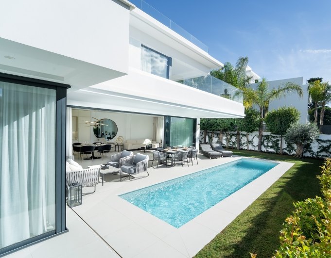 Hermosas villas nuevas lado playa en el centro de la milla de oro Marbella