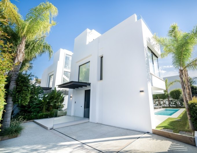 Hermosas villas nuevas lado playa en el centro de la milla de oro Marbella