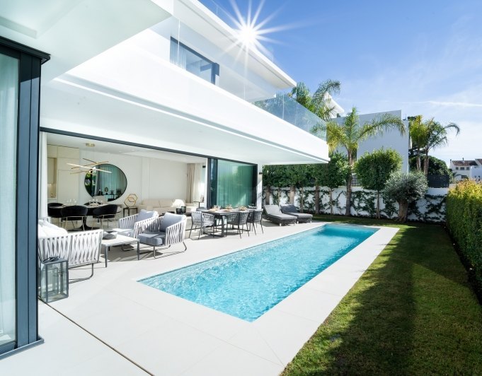 Hermosas villas nuevas lado playa en el centro de la milla de oro Marbella