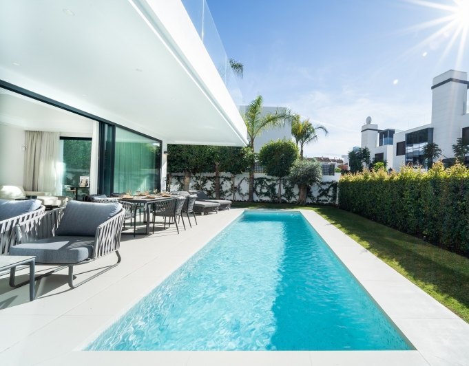 Hermosas villas nuevas lado playa en el centro de la milla de oro Marbella
