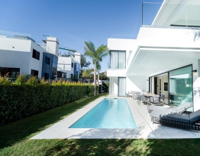 Hermosas villas nuevas lado playa en el centro de la milla de oro Marbella