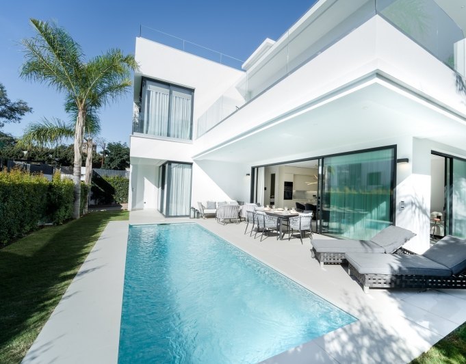 Hermosas villas nuevas lado playa en el centro de la milla de oro Marbella
