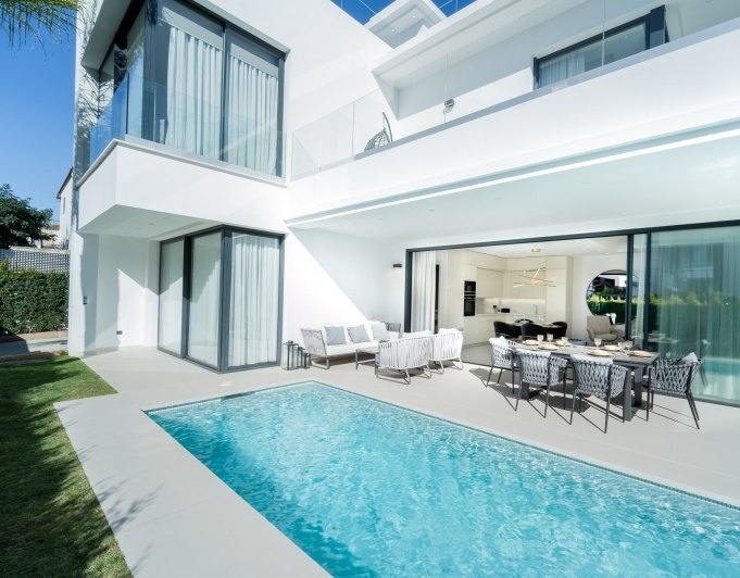 Hermosas villas nuevas lado playa en el centro de la milla de oro Marbella