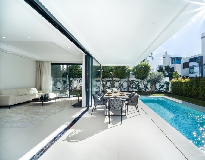 Hermosas villas nuevas lado playa en el centro de la milla de oro Marbella