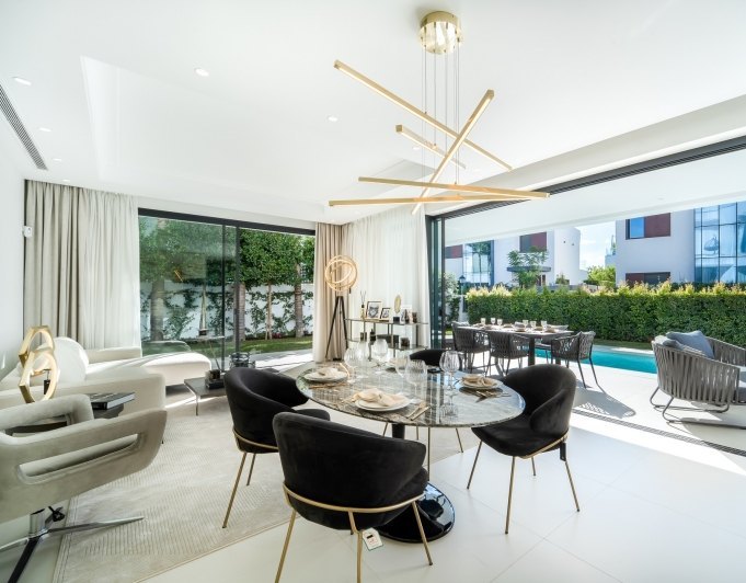 Hermosas villas nuevas lado playa en el centro de la milla de oro Marbella