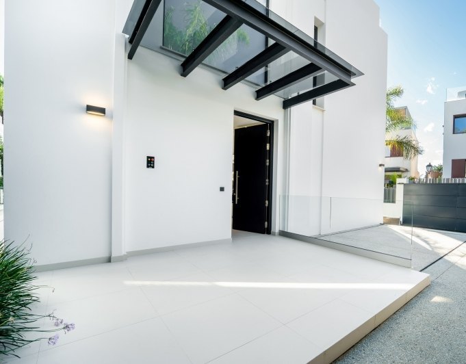 Hermosas villas nuevas lado playa en el centro de la milla de oro Marbella