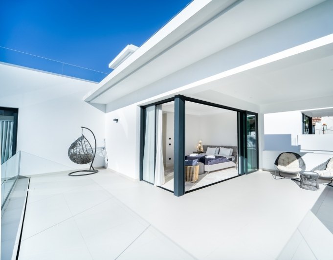 Hermosas villas nuevas lado playa en el centro de la milla de oro Marbella
