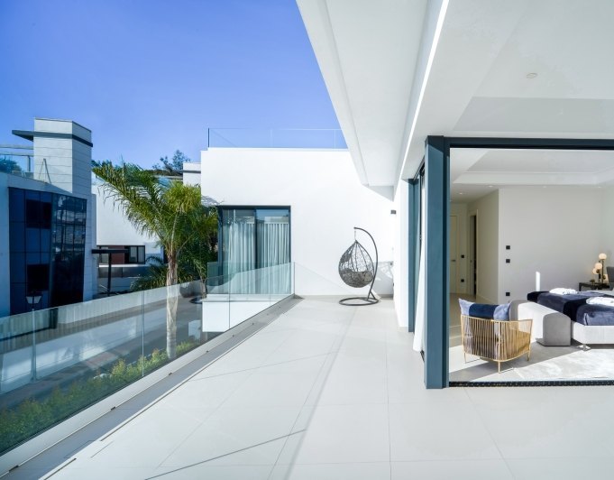 Hermosas villas nuevas lado playa en el centro de la milla de oro Marbella