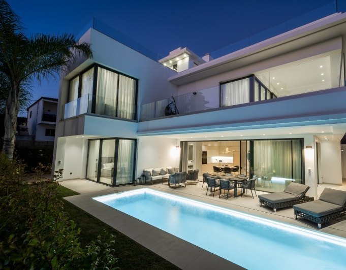 Hermosas villas nuevas lado playa en el centro de la milla de oro Marbella
