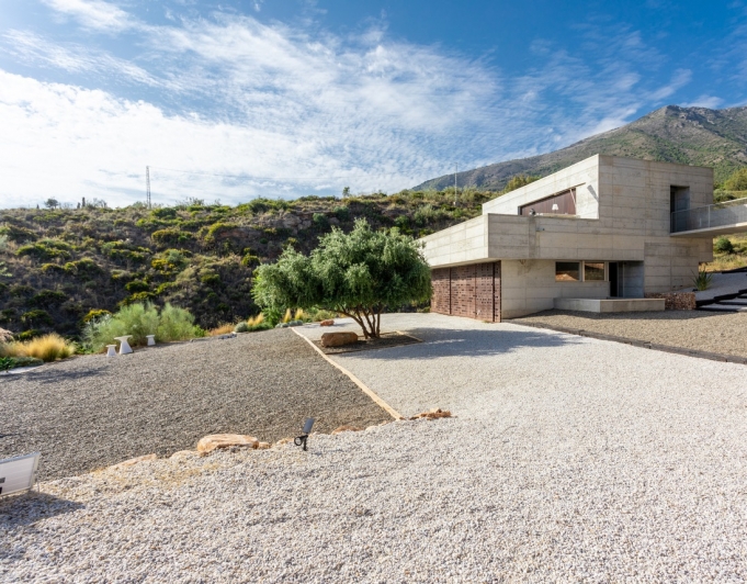 LUXURY CONTEMPORARY VILLA WITH MINIMALIST DESIGN IN THE VALTOCADO URBANIZATION, MIJAS