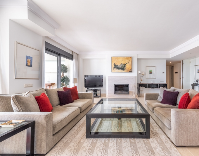 LUJOSO ÁTICO DÚPLEX CON VISTAS PANORÁMICAS AL MAR EN LOS MONTEROS HILL CLUB - MARBELLA ESTE
