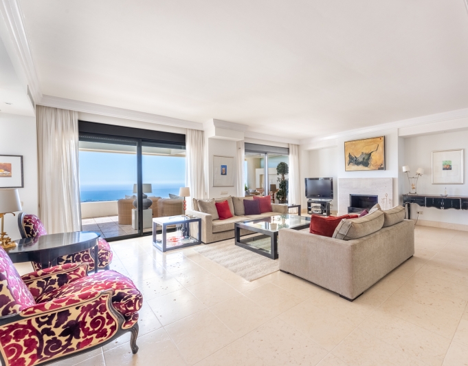 LUJOSO ÁTICO DÚPLEX CON VISTAS PANORÁMICAS AL MAR EN LOS MONTEROS HILL CLUB - MARBELLA ESTE