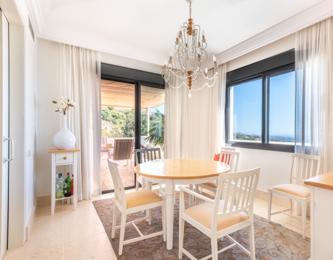 LUJOSO ÁTICO DÚPLEX CON VISTAS PANORÁMICAS AL MAR EN LOS MONTEROS HILL CLUB - MARBELLA ESTE