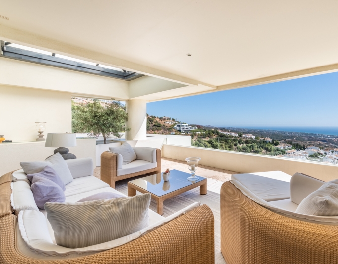 LUJOSO ÁTICO DÚPLEX CON VISTAS PANORÁMICAS AL MAR EN LOS MONTEROS HILL CLUB - MARBELLA ESTE