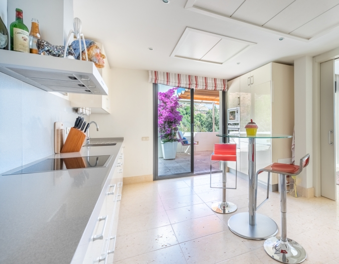 LUJOSO ÁTICO DÚPLEX CON VISTAS PANORÁMICAS AL MAR EN LOS MONTEROS HILL CLUB - MARBELLA ESTE