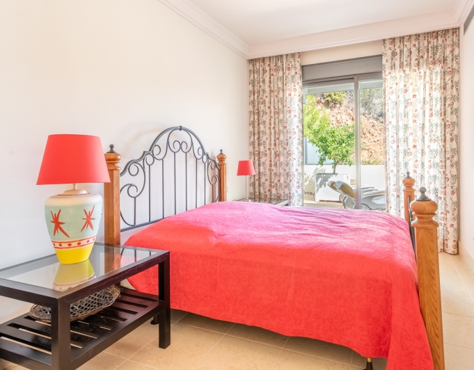 LUJOSO ÁTICO DÚPLEX CON VISTAS PANORÁMICAS AL MAR EN LOS MONTEROS HILL CLUB - MARBELLA ESTE