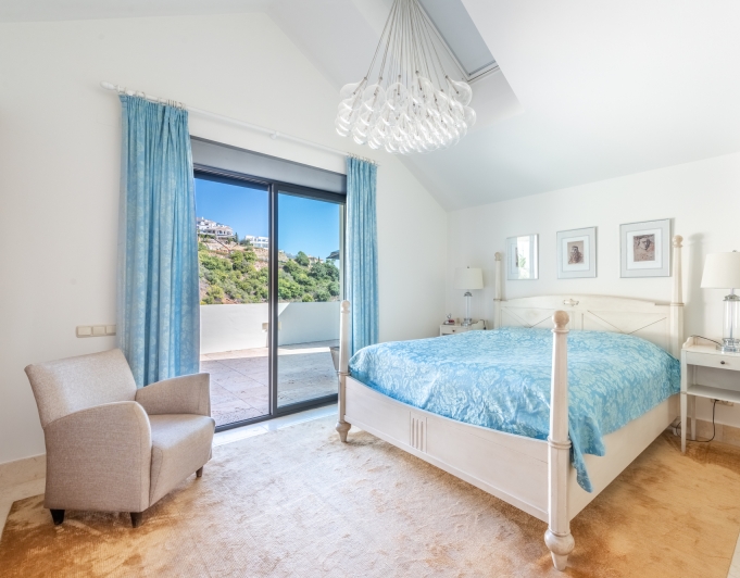 LUJOSO ÁTICO DÚPLEX CON VISTAS PANORÁMICAS AL MAR EN LOS MONTEROS HILL CLUB - MARBELLA ESTE