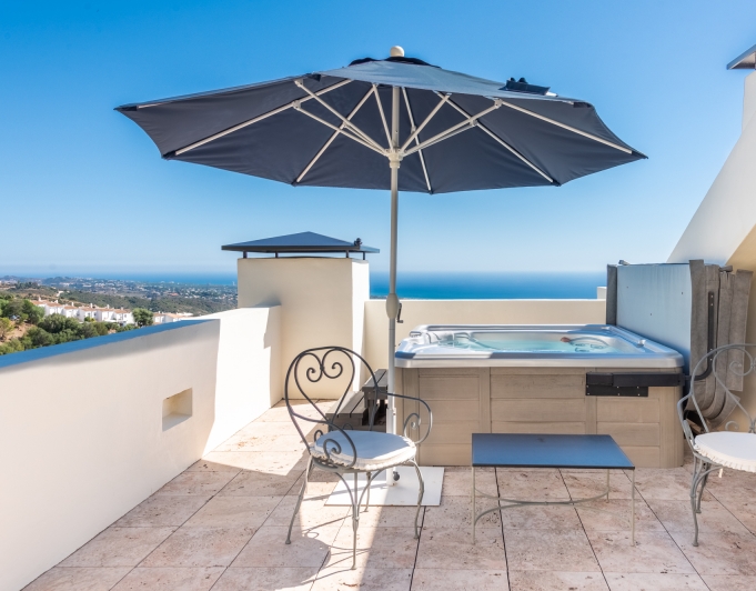 LUJOSO ÁTICO DÚPLEX CON VISTAS PANORÁMICAS AL MAR EN LOS MONTEROS HILL CLUB - MARBELLA ESTE