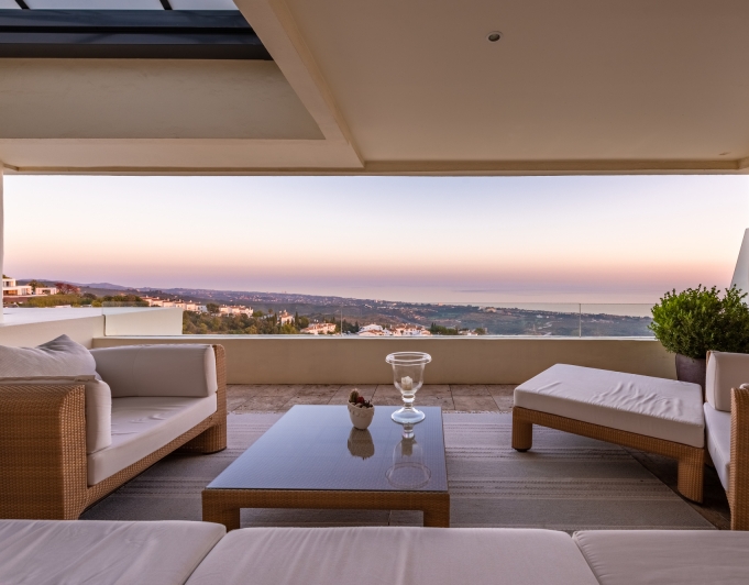 LUJOSO ÁTICO DÚPLEX CON VISTAS PANORÁMICAS AL MAR EN LOS MONTEROS HILL CLUB - MARBELLA ESTE