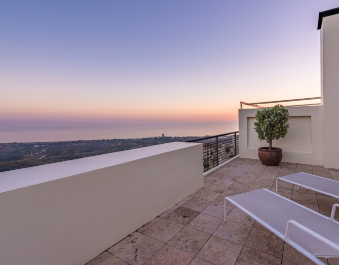 LUJOSO ÁTICO DÚPLEX CON VISTAS PANORÁMICAS AL MAR EN LOS MONTEROS HILL CLUB - MARBELLA ESTE