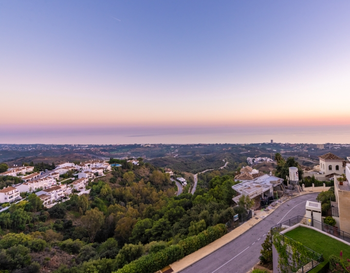 LUJOSO ÁTICO DÚPLEX CON VISTAS PANORÁMICAS AL MAR EN LOS MONTEROS HILL CLUB - MARBELLA ESTE