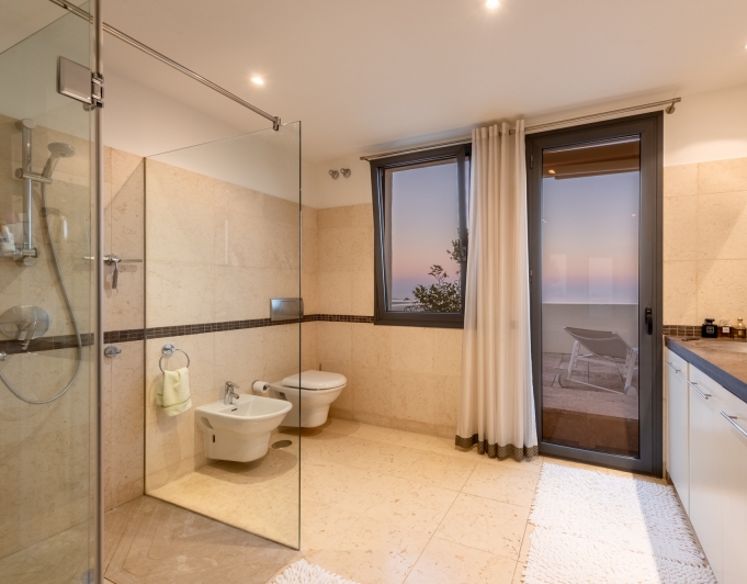 LUJOSO ÁTICO DÚPLEX CON VISTAS PANORÁMICAS AL MAR EN LOS MONTEROS HILL CLUB - MARBELLA ESTE