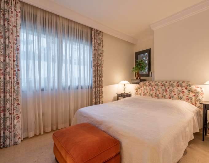 LUJOSO ÁTICO DÚPLEX CON VISTAS PANORÁMICAS AL MAR EN LOS MONTEROS HILL CLUB - MARBELLA ESTE