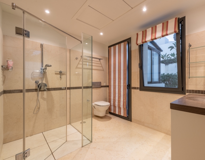 LUJOSO ÁTICO DÚPLEX CON VISTAS PANORÁMICAS AL MAR EN LOS MONTEROS HILL CLUB - MARBELLA ESTE