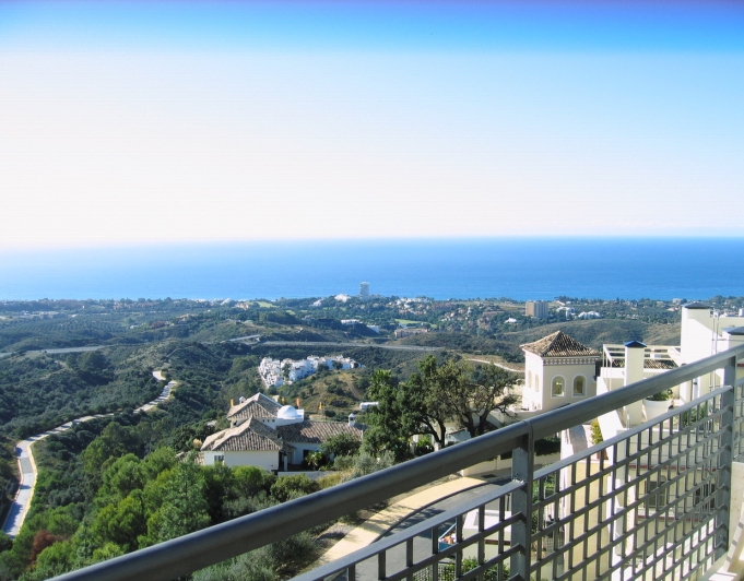LUJOSO ÁTICO DÚPLEX CON VISTAS PANORÁMICAS AL MAR EN LOS MONTEROS HILL CLUB - MARBELLA ESTE