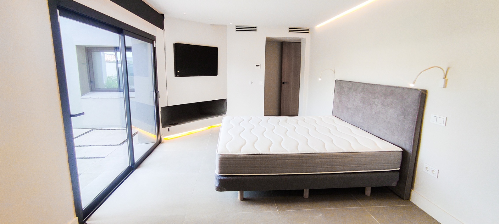 INCREIBLE VILLA MODERNA A POCA DISTANCIA DE LAS MEJORES PLAYAS DE MARBELLA ESTE