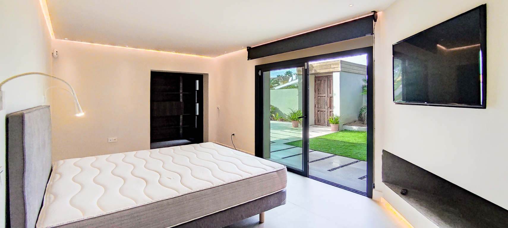 INCREIBLE VILLA MODERNA A POCA DISTANCIA DE LAS MEJORES PLAYAS DE MARBELLA ESTE