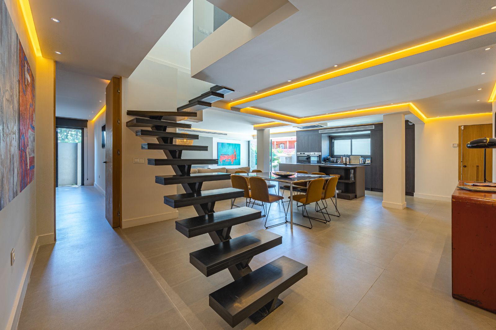 INCREIBLE VILLA MODERNA A POCA DISTANCIA DE LAS MEJORES PLAYAS DE MARBELLA ESTE