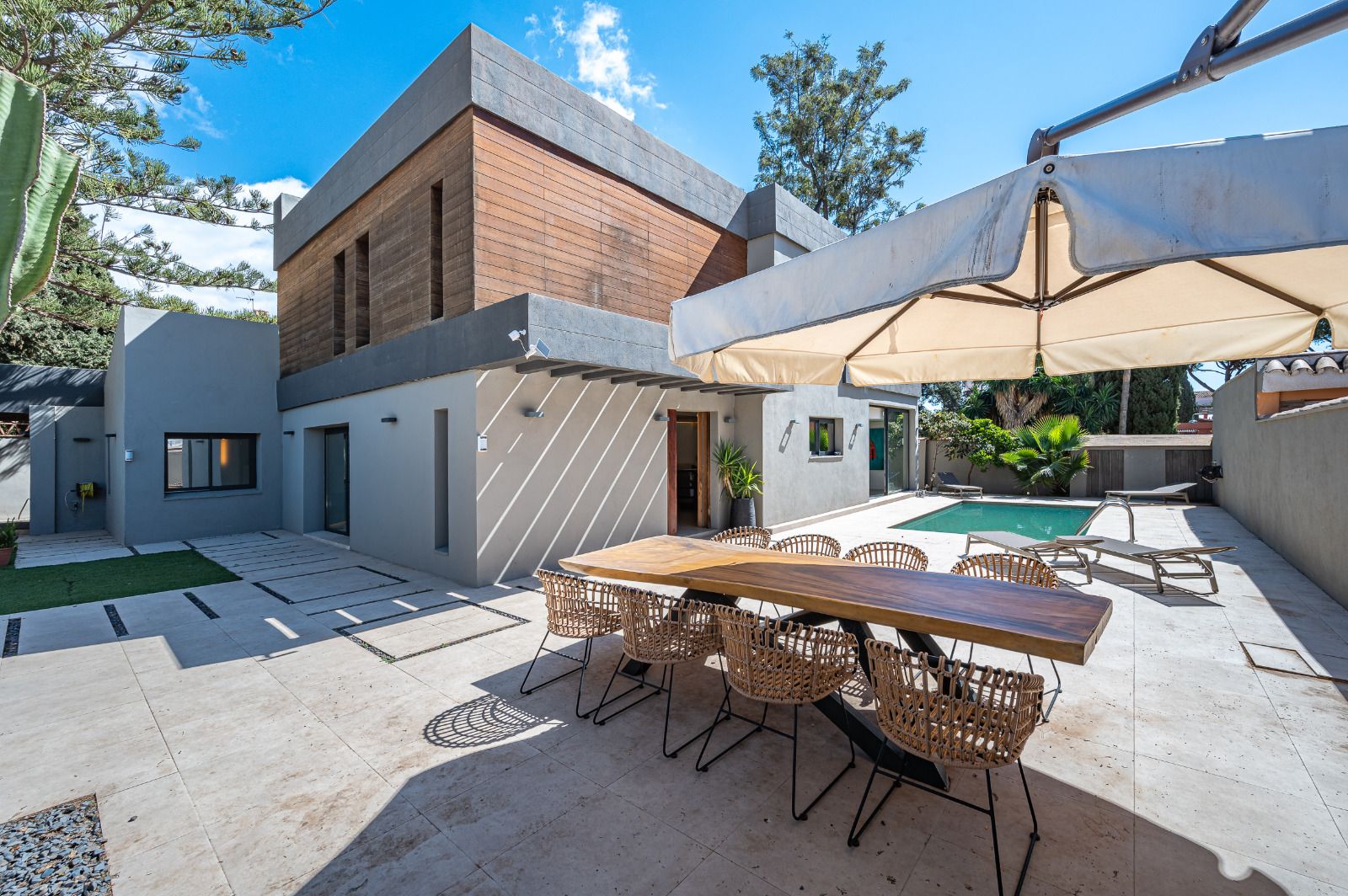 INCREIBLE VILLA MODERNA A POCA DISTANCIA DE LAS MEJORES PLAYAS DE MARBELLA ESTE
