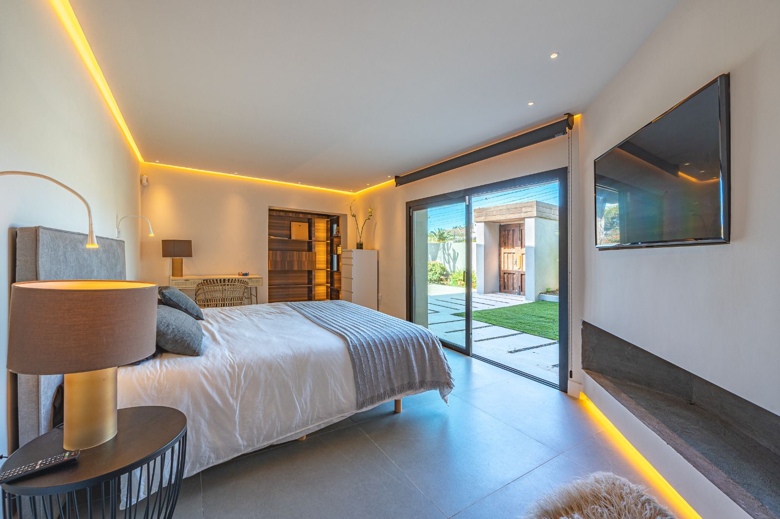 INCREIBLE VILLA MODERNA A POCA DISTANCIA DE LAS MEJORES PLAYAS DE MARBELLA ESTE