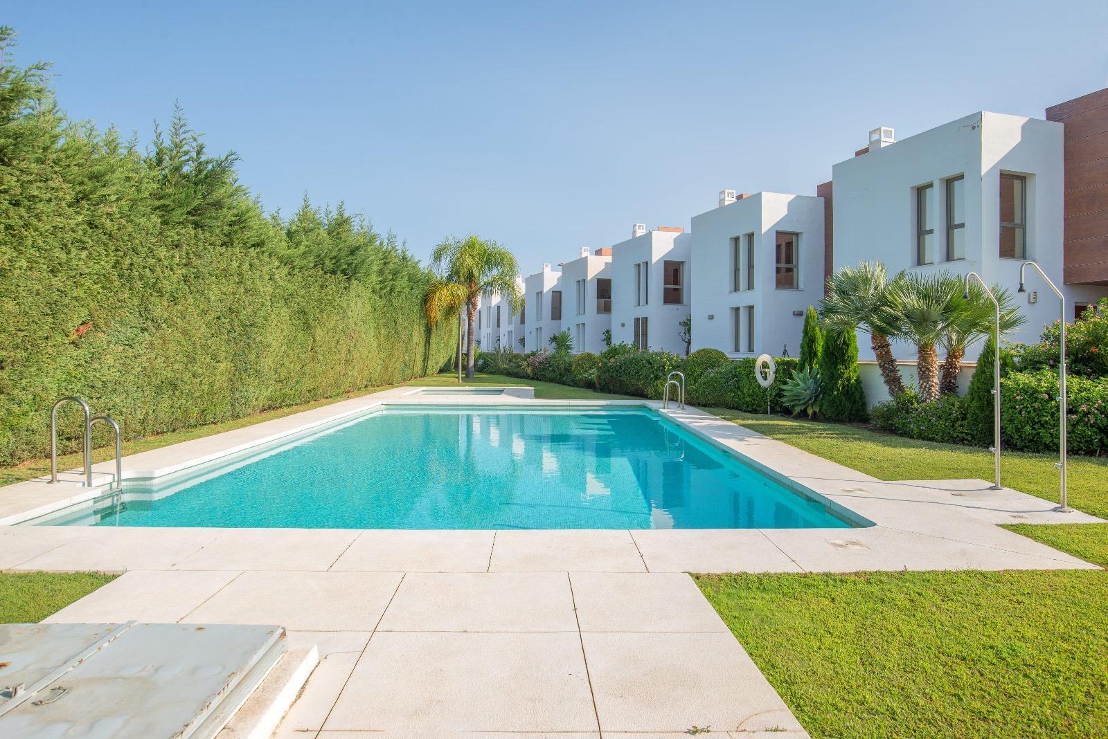 Chalet adosado en alquiler en El Paraíso de Benahavis.