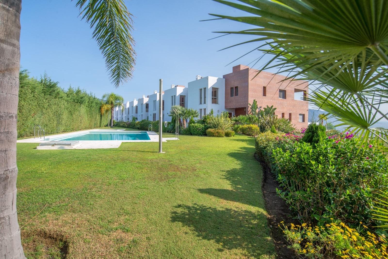 Chalet adosado en alquiler en El Paraíso de Benahavis.