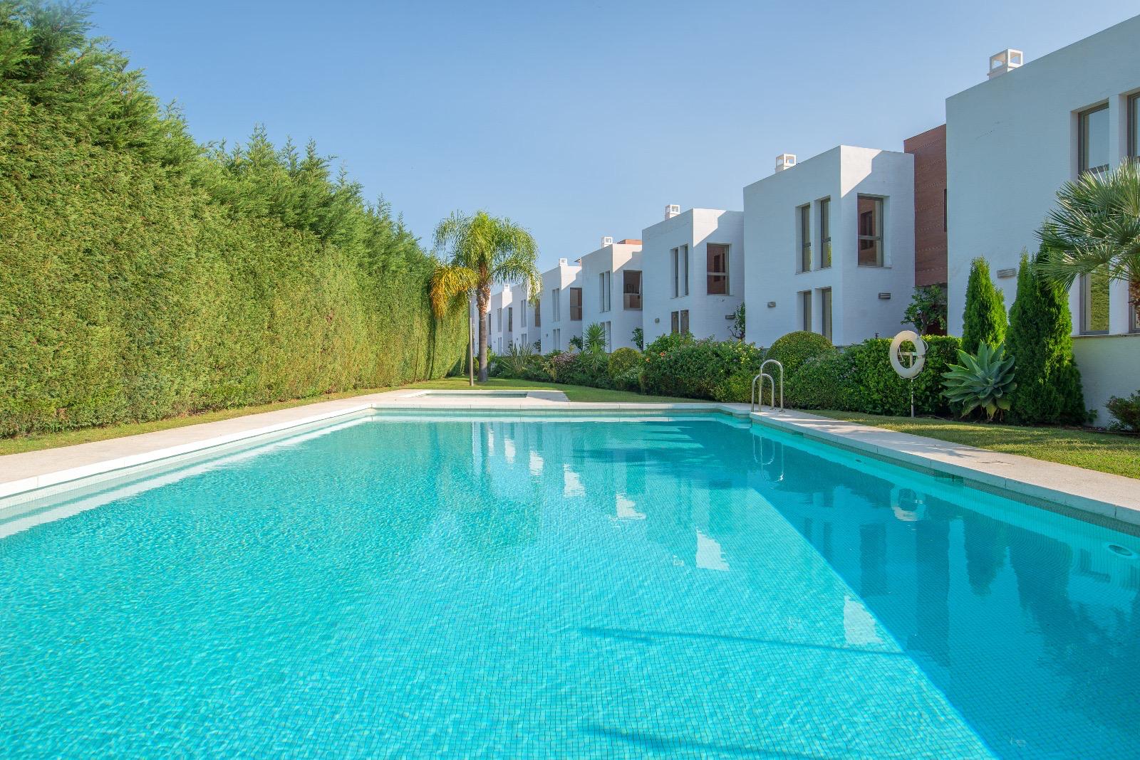 Chalet adosado en alquiler en El Paraíso de Benahavis.