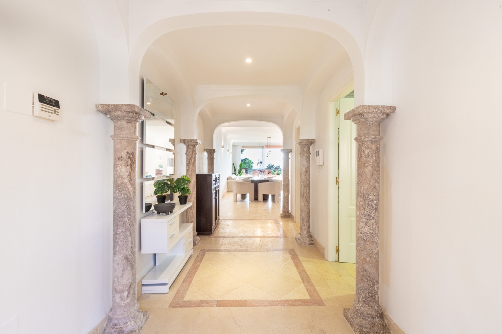 Apartamento de lujo en la prestigiosa urbanización Magna Marbella en Nueva Andalucía