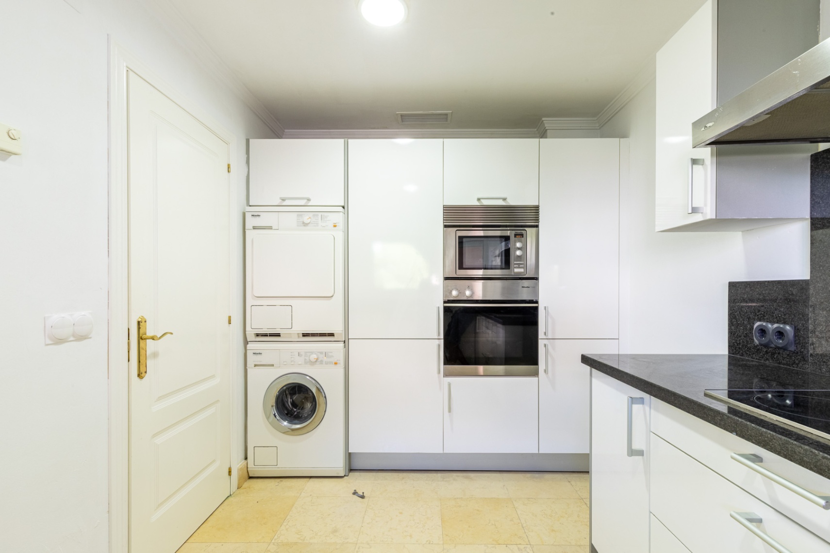 Apartamento de lujo en la prestigiosa urbanización Magna Marbella en Nueva Andalucía